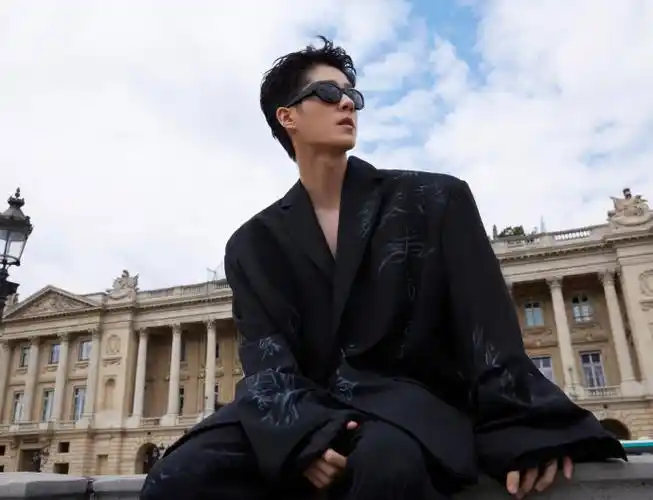 易姐直击时装周##刘昊然身上的随性感#@刘昊然turbo最新写真来啦