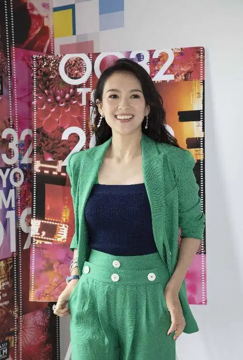 章子怡又美到国外去剪掉10年长发配抹胸衣走红毯高级又洋气