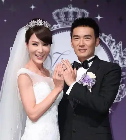 53岁焦恩俊晒照庆生,刮掉胡子年轻似小伙,与妻子冷战两年不分手_女儿