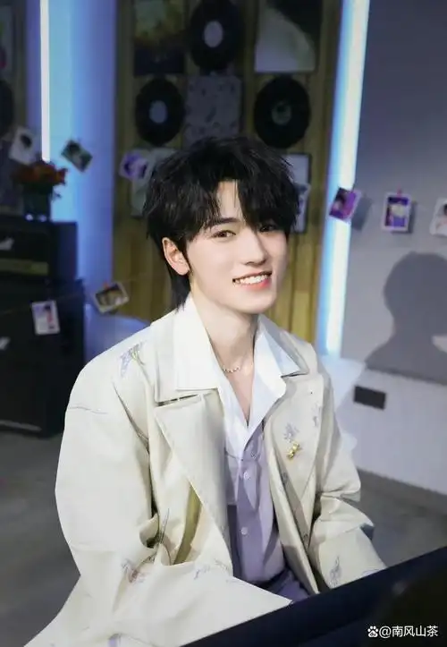 宋亚轩是近年来娱乐圈中备受瞩目的新生代演员和歌手,他作为时代少年