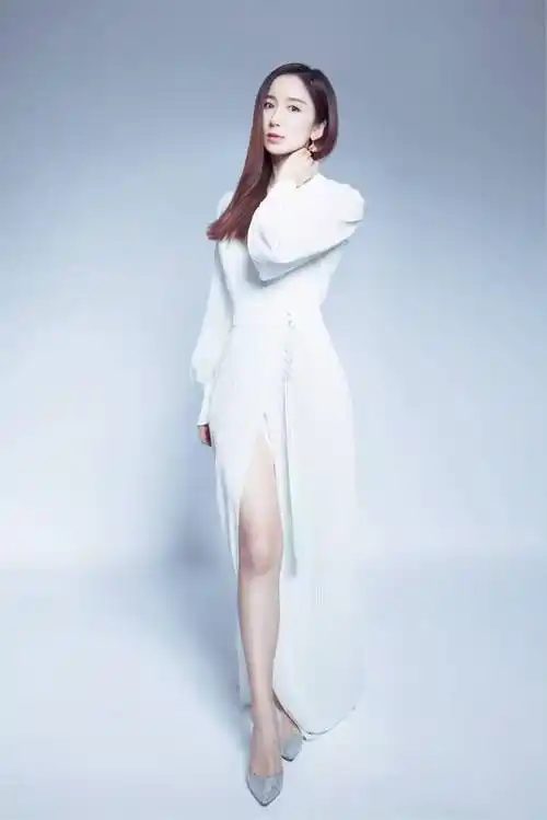 因爱情公寓大红的娄艺潇 礼服穿出性感范 黄金腰臀比令人羡慕_身材