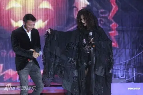 图文:香港某公园万圣节派对-谢霆锋陈慧琳上台