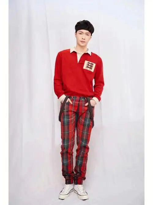 张艺兴身着肯迪文kc红色三狮polo