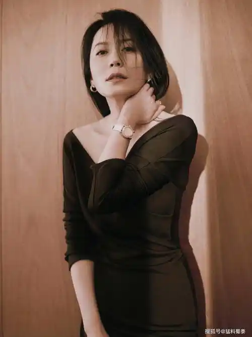 近日,51岁的俞飞鸿晒出最新时尚写真,身材紧致,肌肤白皙,宛若18岁少女