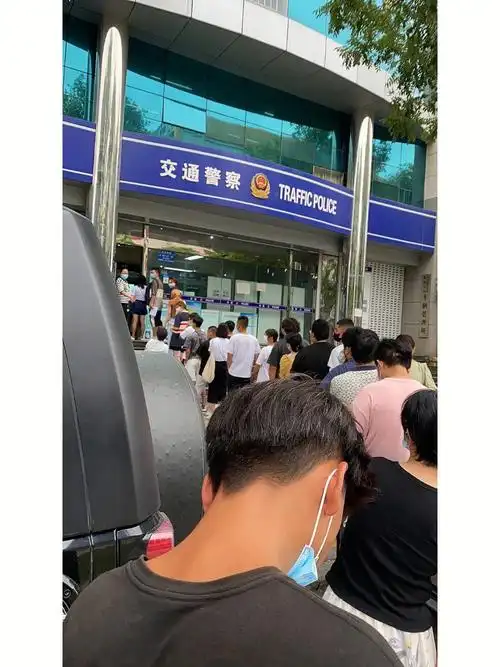 超多人,然后还要去后院盖章,完了之后再去科目四考场考试