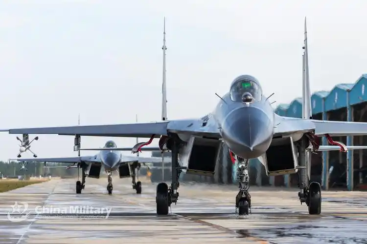 国庆节歼11b战机仍挂弹训练正面照超霸气