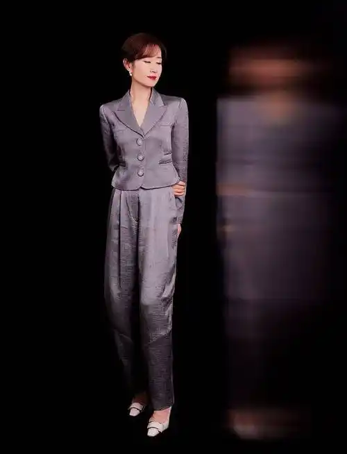 刘敏涛灰色质感西装勾勒完美身材 光影间眉眼灵动女人味十足