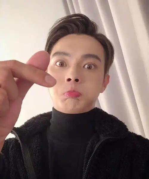 第二张自拍就更夸张了,几乎认不出是许凯,就算自诩长得帅也不用这么