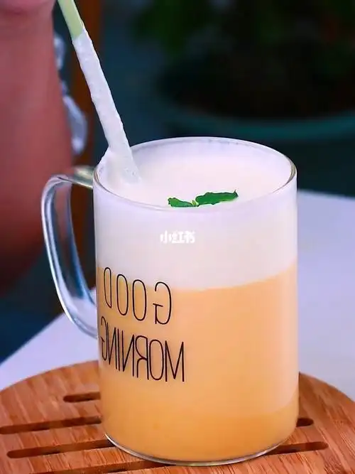 除此之外,芒果还可以和其他东西放在一起做成饮品,芒果奶盖也属于芒
