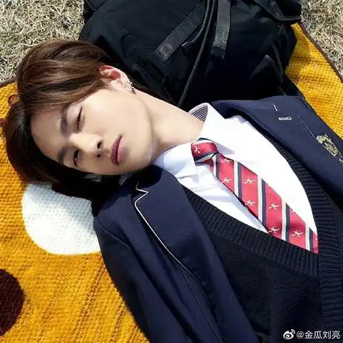 ibo进!改了标题,因为找到穿高中校服的王一博的照片了