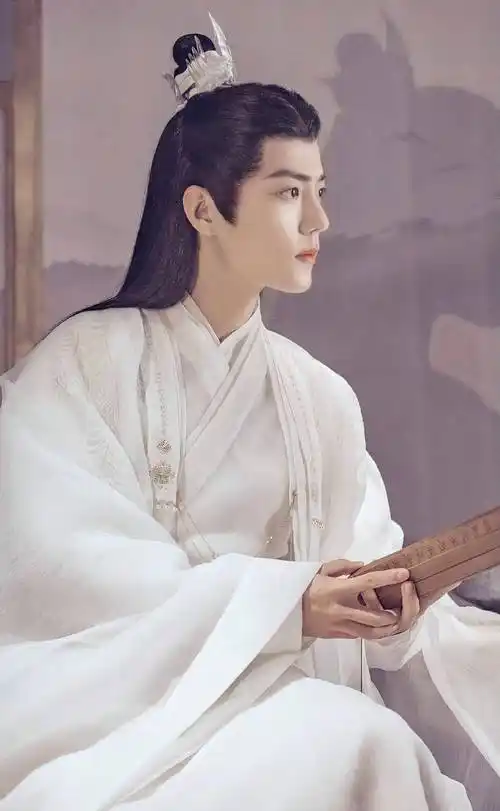 肖战《玉骨遥》屋顶白衣造型,手拿玉笛,清冷男神!