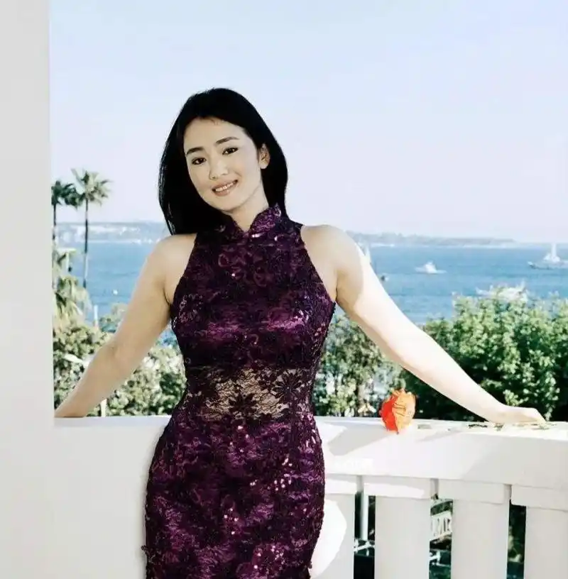 许晴的翘臀,倪妮的小蛮腰巩俐的气质,这6位旗袍女神吊打白幼瘦