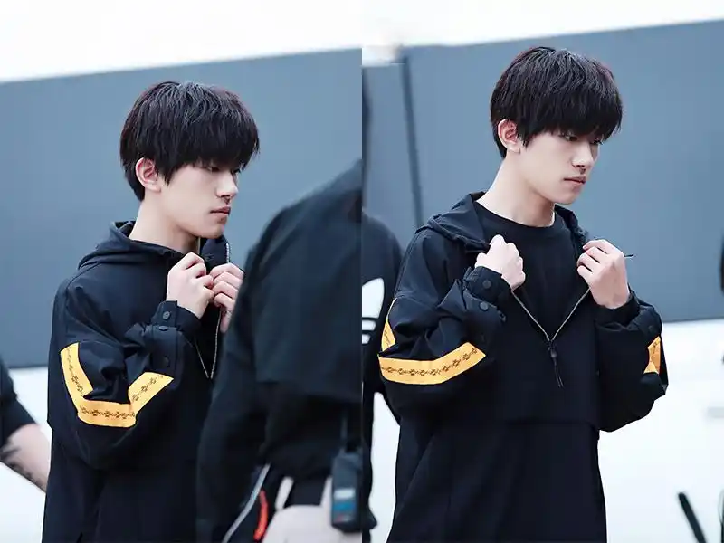 易烊千玺嘟嘴撒娇,穿黑色连帽卫衣超帅气,网友:反差萌!