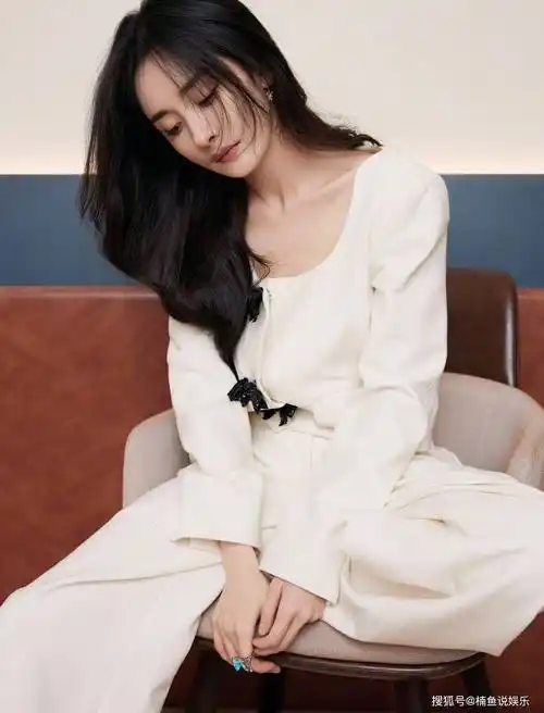 原创杨幂新造型好漂亮纯白套装尽显温柔优雅微卷长发散发迷人魅力