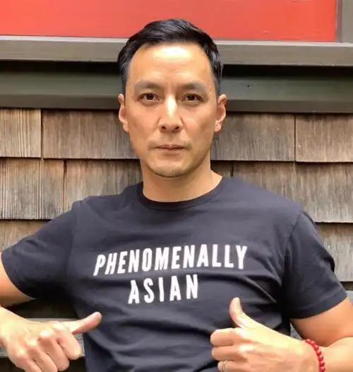 45岁吴彦祖近照曝光胡渣邋遢肌肤松弛头上白发好沧桑