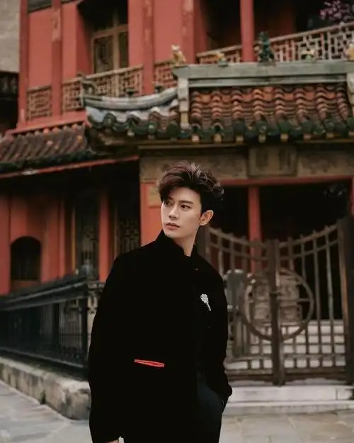 任嘉伦巴黎时装周##任嘉伦把新中式带到巴黎##任嘉伦把国潮带到欧洲