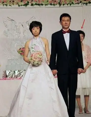 丁宁欲退役遭张怡宁怼:退役干嘛?结婚你又没男人