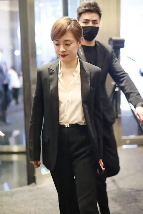 孙俪造型有所突破!穿黑色西装套装内搭白衬衫,高级感扑面而来