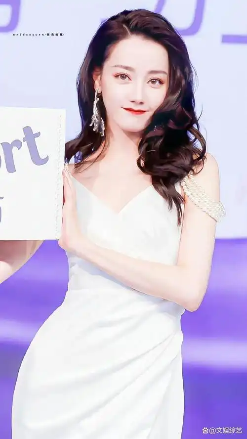 迪丽热巴身穿粉色格子衣,甜美灵动的酷飒风格,瞬间吸引不少人的目光.