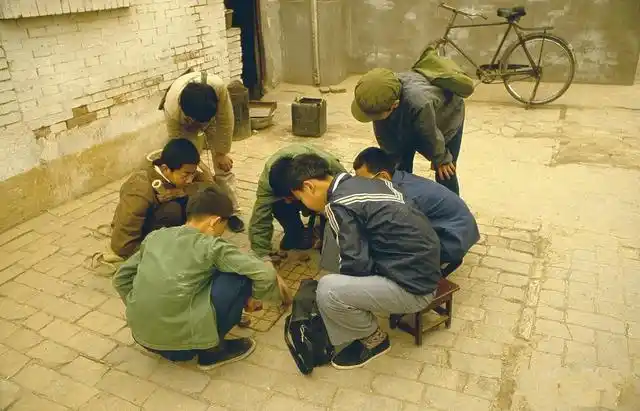 80年代怀旧老照片小人书看电影郊游