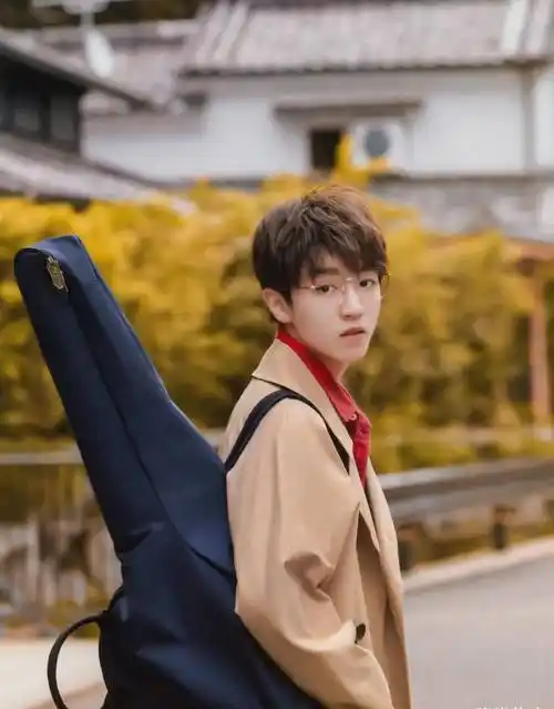 王俊凯把"混搭风"穿火了,长袖外套配短裤,帅气得让人忽略年龄