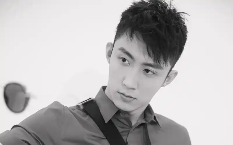 黄景瑜帅气写真图片桌面壁纸