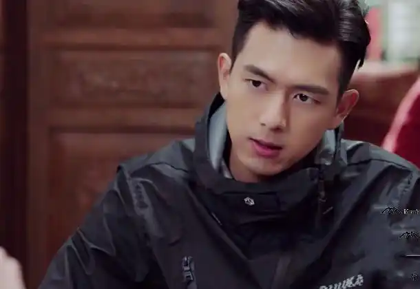 流量小生李现,凭借《亲爱的,热爱的》爆火,如今转型实力派