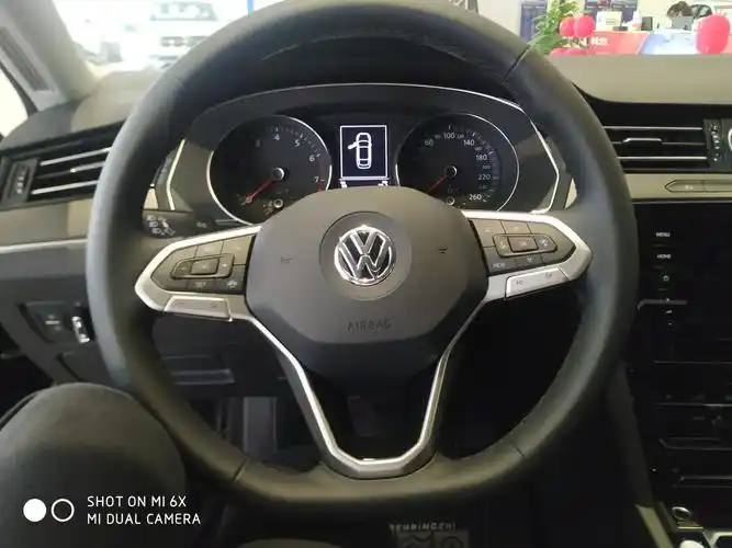 大众迈腾 330领先型换个全液晶屏仪表盘要大约多少钱?