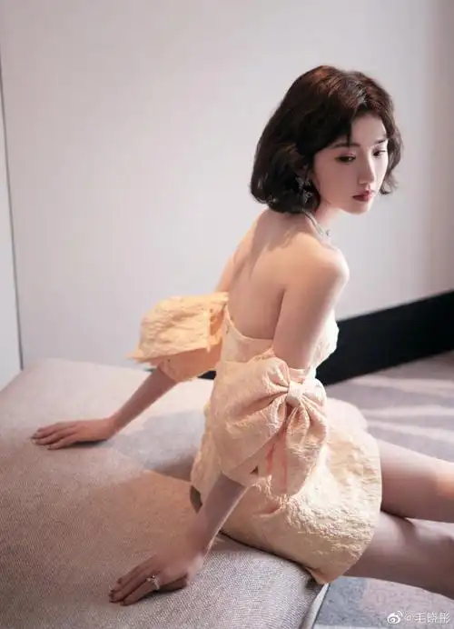 组图毛晓彤穿黄色抹胸短裙当车模美腿修长皮肤白到发光