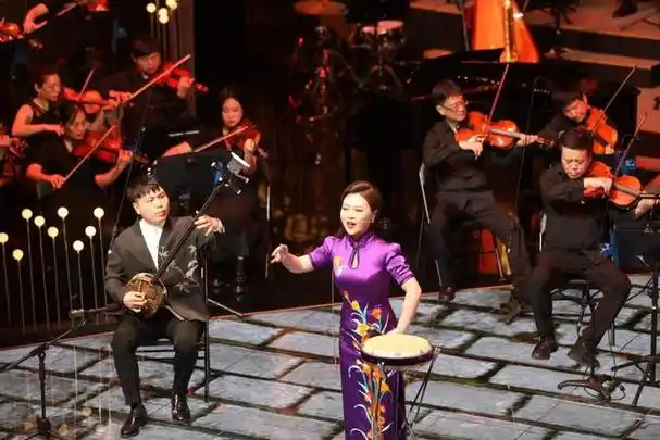 6月25日晚,骆派京韵大鼓传人李想在演唱电视剧《四世同堂》的主题曲