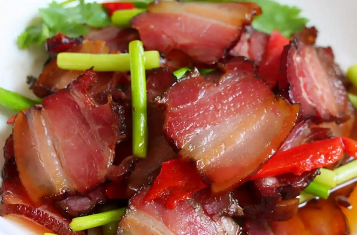 炒腊肉:切了就炒不好吃,又硬又咸!教您两招,腊肉又软又香