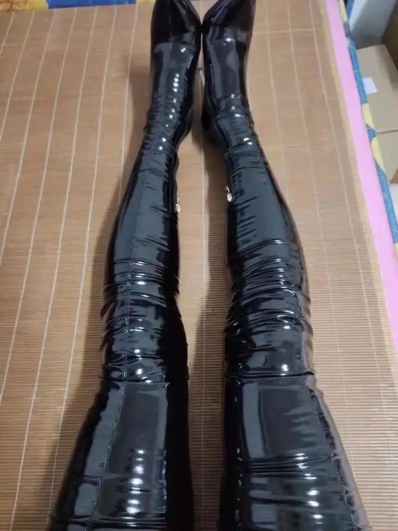 黑色弹力漆皮大腿靴 图1我的上腿图 图2其他买家的上腿图 弹力漆皮