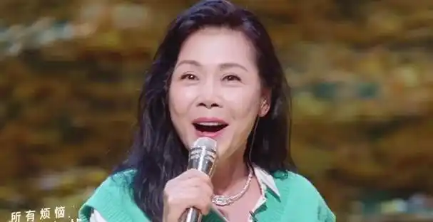 58岁田震晒泳装照!网友喊她上《歌手》刺激那英,理由把人看笑了