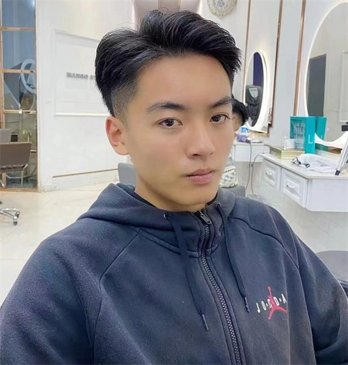 际线比较高的男士,漏出一点额头能更好的修饰,略带空气感的三七分烫发