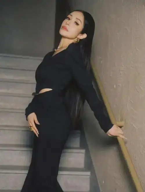 43岁萧亚轩又交小男友纵欲过度后疑被榨干精气被指又老又虚