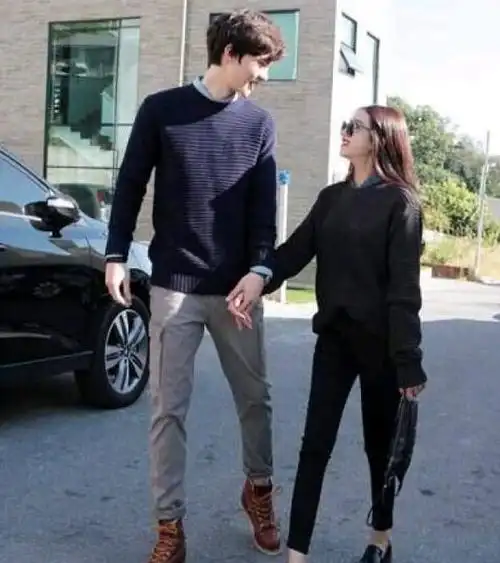 所以,在旁人印象中的"最萌情侣身高差",在现实里面是非常的不雅观且不