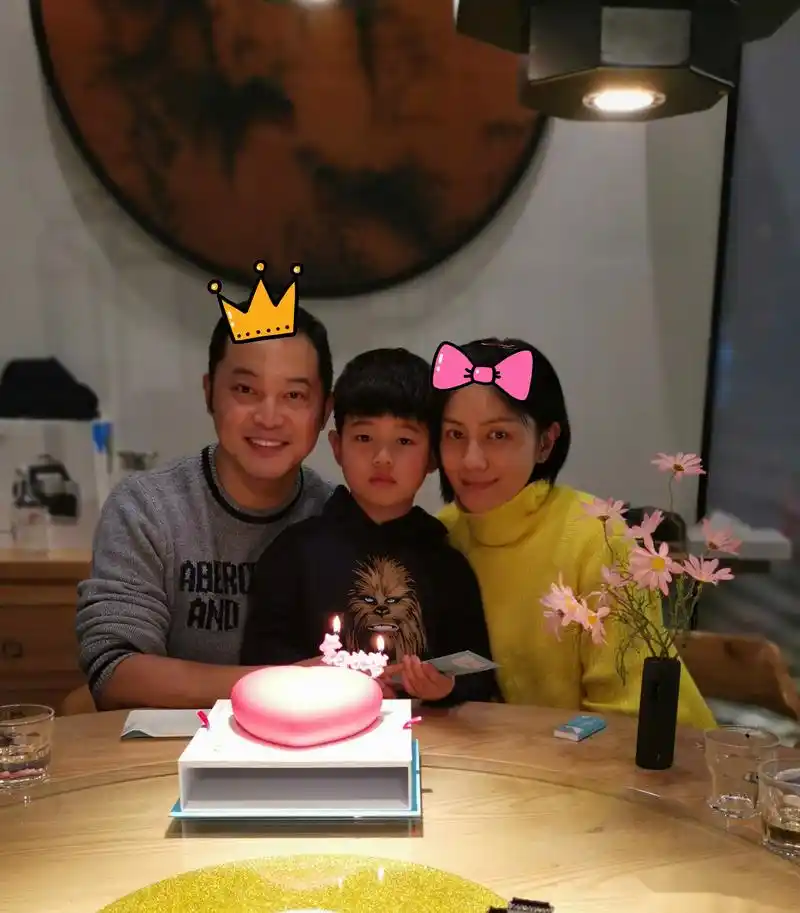 近日,胡可在节目中透露自己生完安吉的时候夜里大哭