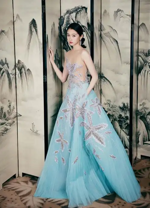 eric时尚星闻##关晓彤蓝色妖姬