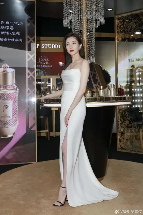 江疏影 黑色一字带高跟美足生图