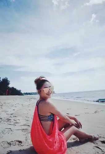 应采儿坐在沙滩上秀美腿,真的又甜又美又活泼又开朗.