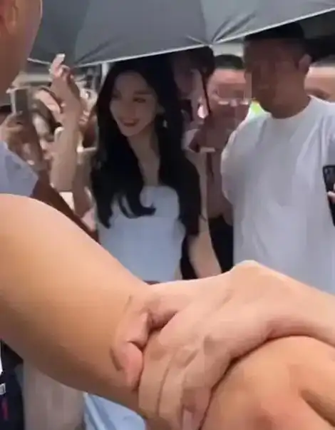 耍大牌?王俊凯女助理机场发飙,连一旁的路人都看不下去了