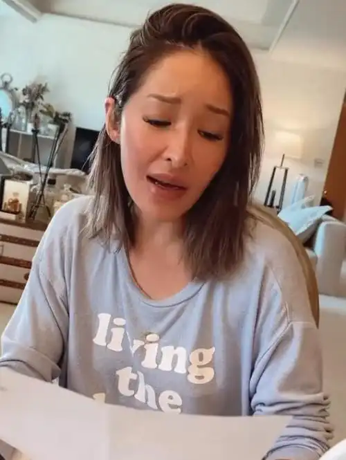 萧亚轩素颜展示脸部伤疤自信勇敢状态回春放飞黄皓演唱新歌