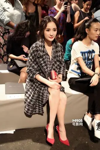 杨幂纽约时装周首秀获赞 温婉优雅倍显东方风情