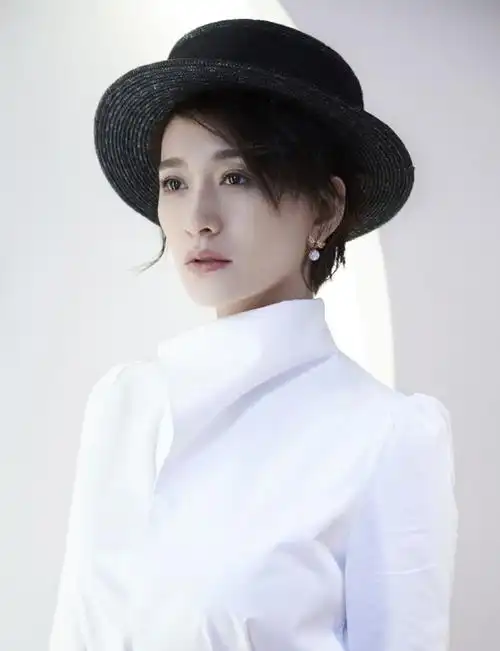 李小冉,穿衣搭配大方得体,有40多岁女人该有的优雅韵味|妆容|发型