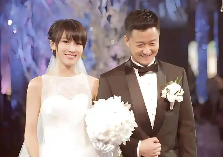 吴京外出工作,小儿子舍不得,网友疯狂劝谢楠:抓紧离婚!