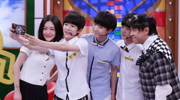 蔡徐坤和王俊凯差别在哪?他舞台上的动作,王俊凯永远也做不到!