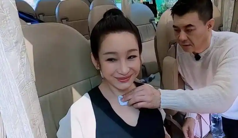 回顾秦海璐给单眼皮上千万保险产下巨婴症儿子险哭瞎双眼