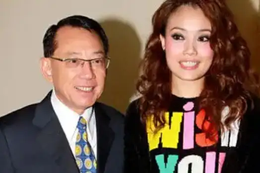 容祖儿的"特殊"情史,下嫁"干爹"的儿子,"智夹春卷"上位