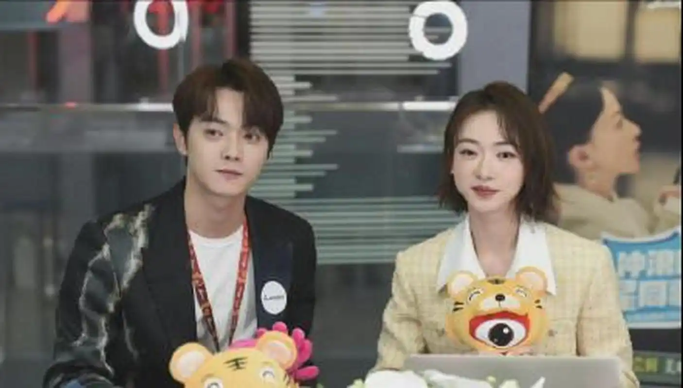 gif创作人# 许凯,吴谨言主演的新剧《尚食》即将开播,两人接受采访时