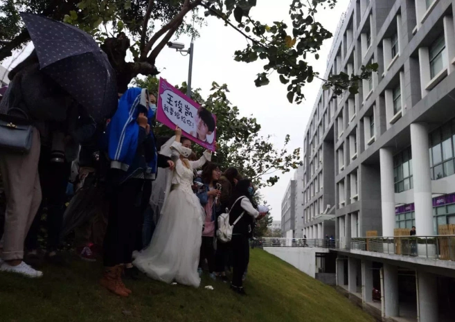 《超少年》片场女粉丝穿婚纱求婚 王俊凯害羞:我还小